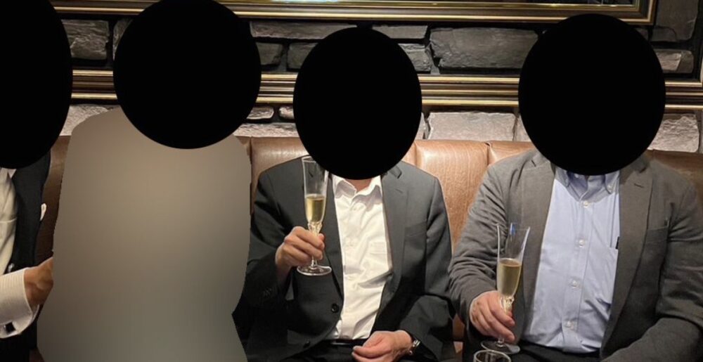 佐藤伸一教授と吉崎歩准教授の接待写真「銀座の高級クラブにて」