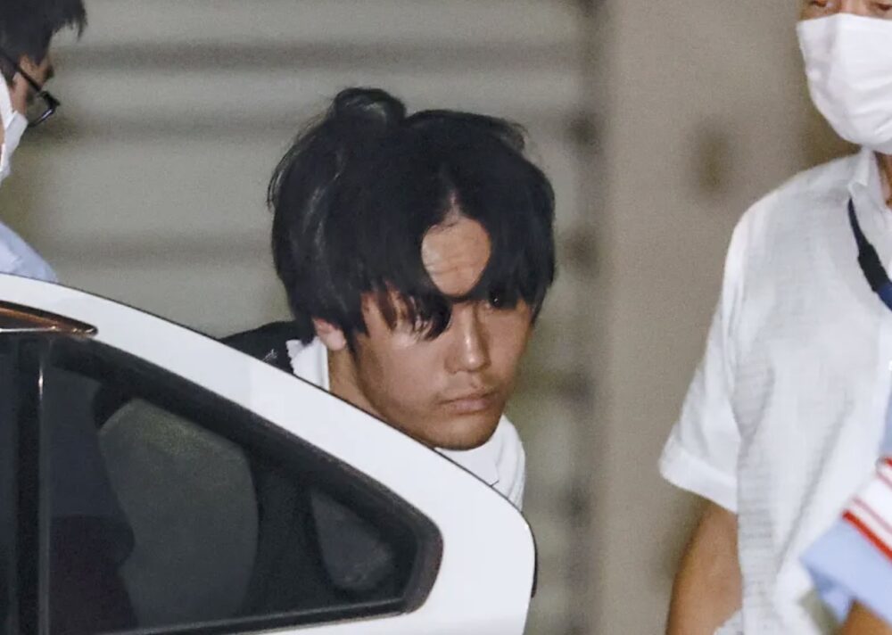 パトカーに乗せられる石川勝也容疑者(28)